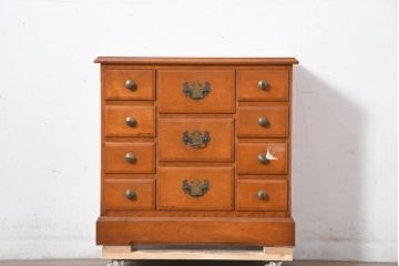 中古　横浜クラシック家具　ダニエル(daniel)　クラシカルな雰囲気を高める小振りなサイドチェスト(引き出し、サイドボード、小物収納)(R-082496)