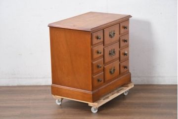 中古　横浜クラシック家具　ダニエル(daniel)　クラシカルな雰囲気を高める小振りなサイドチェスト(引き出し、サイドボード、小物収納)(R-082496)