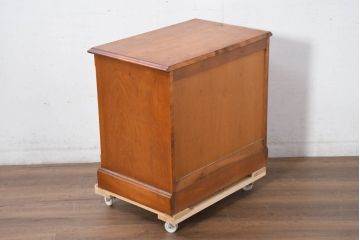 中古　横浜クラシック家具　ダニエル(daniel)　クラシカルな雰囲気を高める小振りなサイドチェスト(引き出し、サイドボード、小物収納)(R-082496)