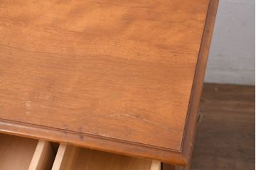 中古　横浜クラシック家具　ダニエル(daniel)　クラシカルな雰囲気を高める小振りなサイドチェスト(引き出し、サイドボード、小物収納)(R-082496)