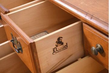 中古　横浜クラシック家具　ダニエル(daniel)　クラシカルな雰囲気を高める小振りなサイドチェスト(引き出し、サイドボード、小物収納)(R-082496)