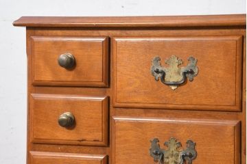 中古　横浜クラシック家具　ダニエル(daniel)　クラシカルな雰囲気を高める小振りなサイドチェスト(引き出し、サイドボード、小物収納)(R-082496)