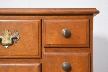 中古　横浜クラシック家具　ダニエル(daniel)　クラシカルな雰囲気を高める小振りなサイドチェスト(引き出し、サイドボード、小物収納)(R-082496)