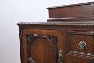 イギリスアンティーク　超美品!!　格式高いソリッド　上品なジャコビアン様式が際立つオーク材製サイドボード(サイドキャビネット、収納棚、戸棚、英国)(R-082498)