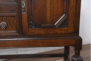 イギリスアンティーク　超美品!!　格式高いソリッド　上品なジャコビアン様式が際立つオーク材製サイドボード(サイドキャビネット、収納棚、戸棚、英国)(R-082498)
