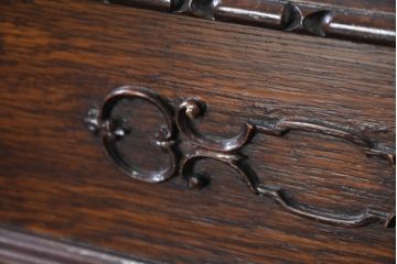 イギリスアンティーク　超美品!!　格式高いソリッド　上品なジャコビアン様式が際立つオーク材製サイドボード(サイドキャビネット、収納棚、戸棚、英国)(R-082498)