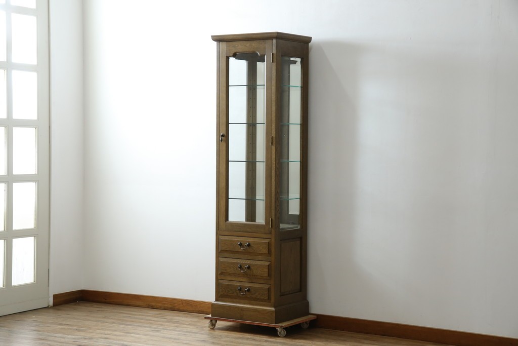 中古　美品　伊勢丹デパート取り扱い　国産　職人手作り品　ナラ(楢)材　無垢　内部キリ(桐)材　上品な佇まいが魅力的な三面ガラスの縦型キャビネット　(R-082500)