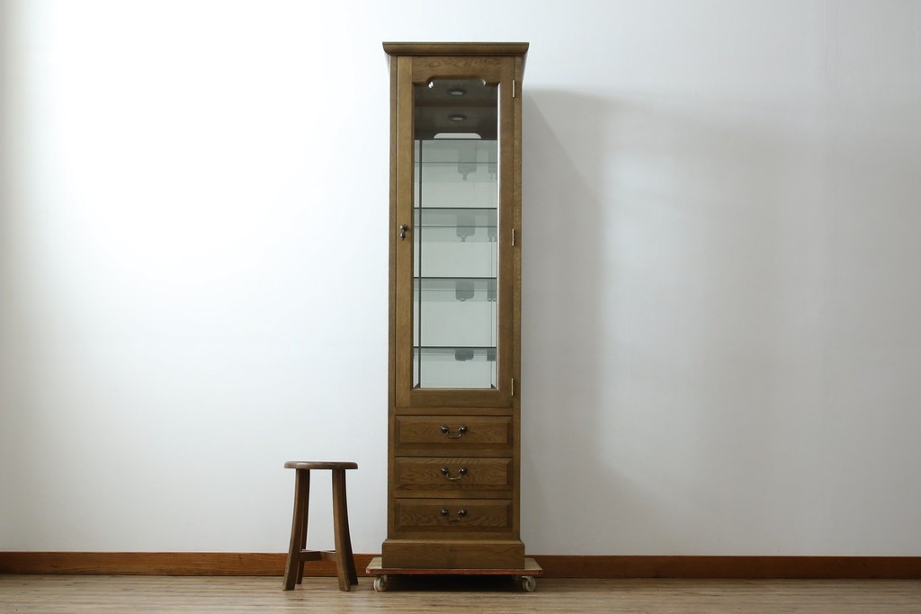 中古　美品　伊勢丹デパート取り扱い　国産　職人手作り品　ナラ(楢)材　無垢　内部キリ(桐)材　上品な佇まいが魅力的な三面ガラスの縦型キャビネット　(R-082500)