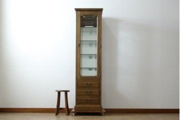 中古　美品　伊勢丹デパート取り扱い　国産　職人手作り品　ナラ(楢)材　無垢　内部キリ(桐)材　上品な佇まいが魅力的な三面ガラスの縦型キャビネット　(R-082500)