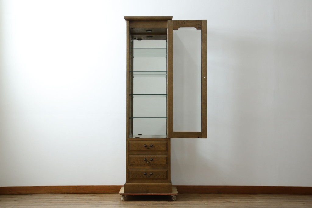 中古　美品　伊勢丹デパート取り扱い　国産　職人手作り品　ナラ(楢)材　無垢　内部キリ(桐)材　上品な佇まいが魅力的な三面ガラスの縦型キャビネット　(R-082500)