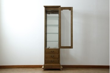 中古　美品　伊勢丹デパート取り扱い　国産　職人手作り品　ナラ(楢)材　無垢　内部キリ(桐)材　上品な佇まいが魅力的な三面ガラスの縦型キャビネット　(R-082500)