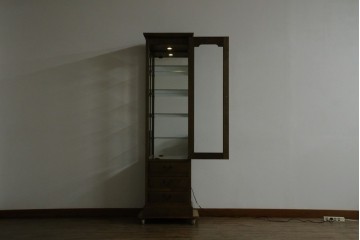 中古　美品　伊勢丹デパート取り扱い　国産　職人手作り品　ナラ(楢)材　無垢　内部キリ(桐)材　上品な佇まいが魅力的な三面ガラスの縦型キャビネット　(R-082500)