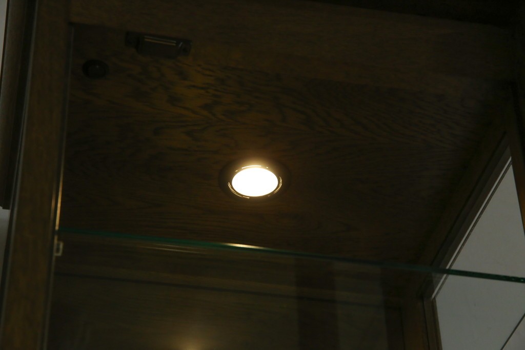 中古　美品　伊勢丹デパート取り扱い　国産　職人手作り品　ナラ(楢)材　無垢　内部キリ(桐)材　上品な佇まいが魅力的な三面ガラスの縦型キャビネット　(R-082500)