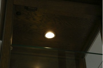 中古　美品　伊勢丹デパート取り扱い　国産　職人手作り品　ナラ(楢)材　無垢　内部キリ(桐)材　上品な佇まいが魅力的な三面ガラスの縦型キャビネット　(R-082500)