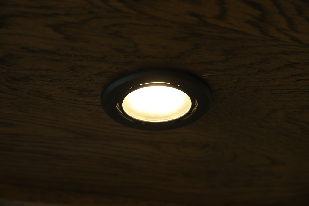 中古　美品　伊勢丹デパート取り扱い　国産　職人手作り品　ナラ(楢)材　無垢　内部キリ(桐)材　上品な佇まいが魅力的な三面ガラスの縦型キャビネット　(R-082500)