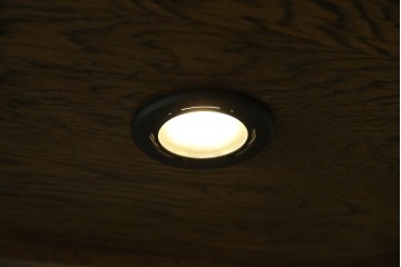 中古　美品　伊勢丹デパート取り扱い　国産　職人手作り品　ナラ(楢)材　無垢　内部キリ(桐)材　上品な佇まいが魅力的な三面ガラスの縦型キャビネット　(R-082500)