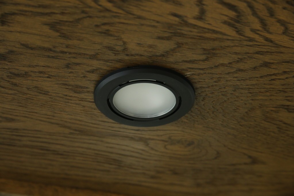 中古　美品　伊勢丹デパート取り扱い　国産　職人手作り品　ナラ(楢)材　無垢　内部キリ(桐)材　上品な佇まいが魅力的な三面ガラスの縦型キャビネット　(R-082500)