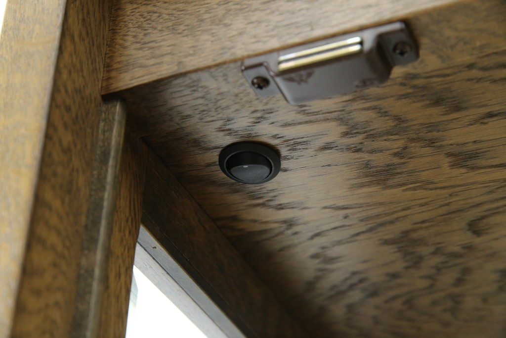 中古　美品　伊勢丹デパート取り扱い　国産　職人手作り品　ナラ(楢)材　無垢　内部キリ(桐)材　上品な佇まいが魅力的な三面ガラスの縦型キャビネット　(R-082500)