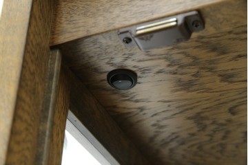 中古　美品　伊勢丹デパート取り扱い　国産　職人手作り品　ナラ(楢)材　無垢　内部キリ(桐)材　上品な佇まいが魅力的な三面ガラスの縦型キャビネット　(R-082500)