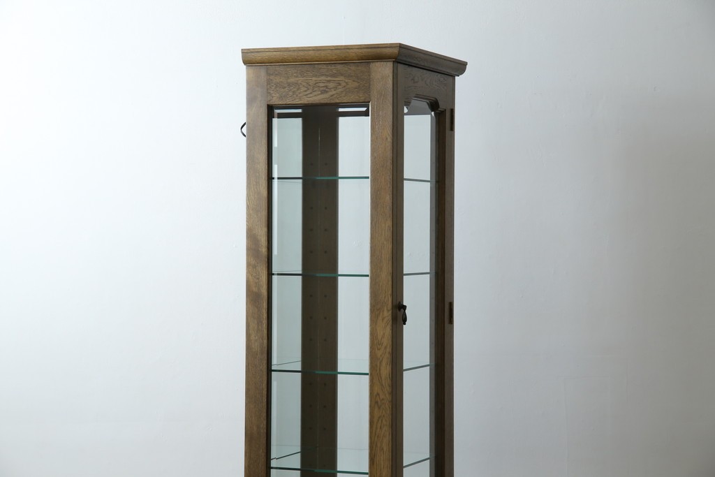 中古　美品　伊勢丹デパート取り扱い　国産　職人手作り品　ナラ(楢)材　無垢　内部キリ(桐)材　上品な佇まいが魅力的な三面ガラスの縦型キャビネット　(R-082500)
