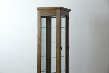 中古　美品　伊勢丹デパート取り扱い　国産　職人手作り品　ナラ(楢)材　無垢　内部キリ(桐)材　上品な佇まいが魅力的な三面ガラスの縦型キャビネット　(R-082500)