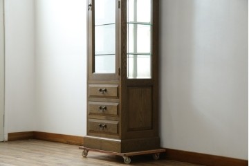 中古　美品　伊勢丹デパート取り扱い　国産　職人手作り品　ナラ(楢)材　無垢　内部キリ(桐)材　上品な佇まいが魅力的な三面ガラスの縦型キャビネット　(R-082500)