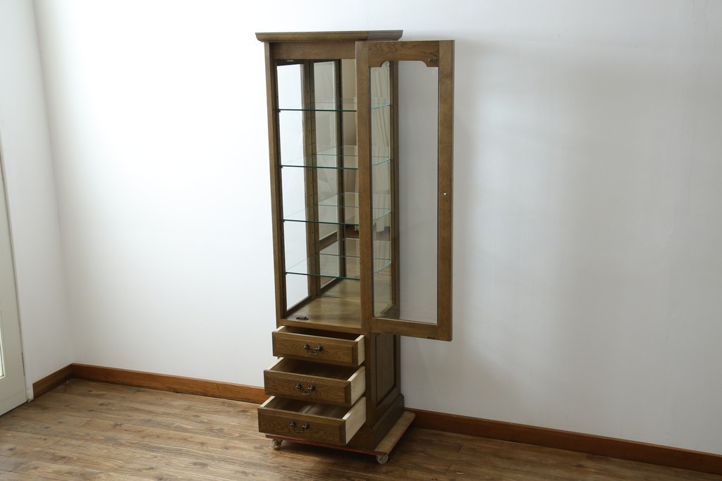 中古　美品　伊勢丹デパート取り扱い　国産　職人手作り品　ナラ(楢)材　無垢　内部キリ(桐)材　上品な佇まいが魅力的な三面ガラスの縦型キャビネット　(R-082500)