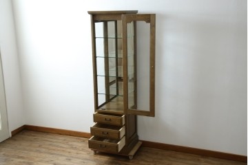 中古　美品　伊勢丹デパート取り扱い　国産　職人手作り品　ナラ(楢)材　無垢　内部キリ(桐)材　上品な佇まいが魅力的な三面ガラスの縦型キャビネット　(R-082500)