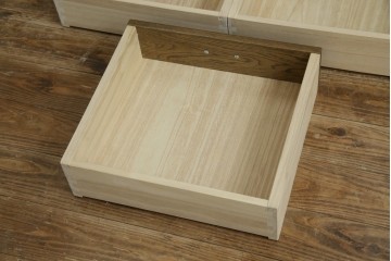 中古　美品　伊勢丹デパート取り扱い　国産　職人手作り品　ナラ(楢)材　無垢　内部キリ(桐)材　上品な佇まいが魅力的な三面ガラスの縦型キャビネット　(R-082500)