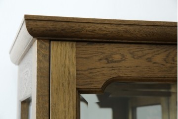 中古　美品　伊勢丹デパート取り扱い　国産　職人手作り品　ナラ(楢)材　無垢　内部キリ(桐)材　上品な佇まいが魅力的な三面ガラスの縦型キャビネット　(R-082500)