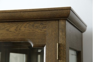 中古　美品　伊勢丹デパート取り扱い　国産　職人手作り品　ナラ(楢)材　無垢　内部キリ(桐)材　上品な佇まいが魅力的な三面ガラスの縦型キャビネット　(R-082500)