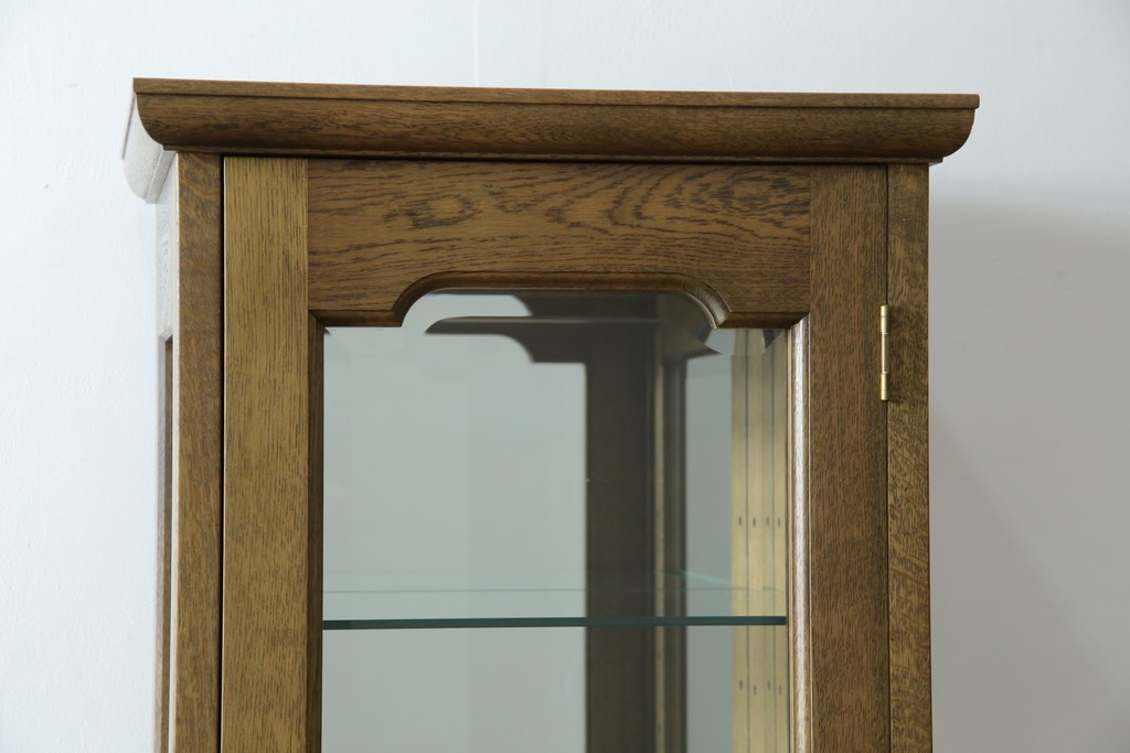 中古　美品　伊勢丹デパート取り扱い　国産　職人手作り品　ナラ(楢)材　無垢　内部キリ(桐)材　上品な佇まいが魅力的な三面ガラスの縦型キャビネット　(R-082500)