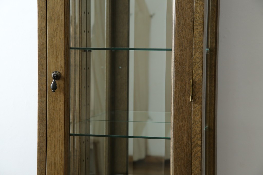 中古　美品　伊勢丹デパート取り扱い　国産　職人手作り品　ナラ(楢)材　無垢　内部キリ(桐)材　上品な佇まいが魅力的な三面ガラスの縦型キャビネット　(R-082500)