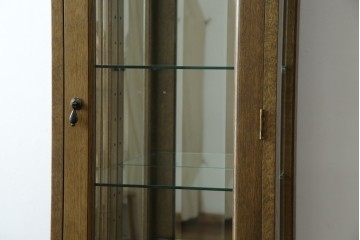 中古　美品　伊勢丹デパート取り扱い　国産　職人手作り品　ナラ(楢)材　無垢　内部キリ(桐)材　上品な佇まいが魅力的な三面ガラスの縦型キャビネット　(R-082500)