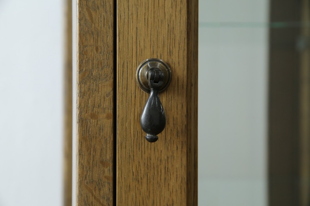 中古　美品　伊勢丹デパート取り扱い　国産　職人手作り品　ナラ(楢)材　無垢　内部キリ(桐)材　上品な佇まいが魅力的な三面ガラスの縦型キャビネット　(R-082500)