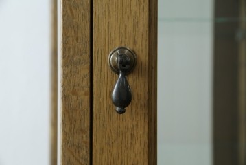 中古　美品　伊勢丹デパート取り扱い　国産　職人手作り品　ナラ(楢)材　無垢　内部キリ(桐)材　上品な佇まいが魅力的な三面ガラスの縦型キャビネット　(R-082500)