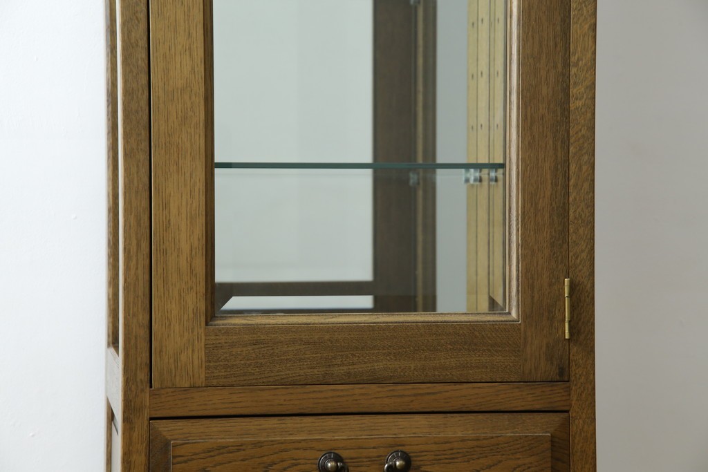 中古　美品　伊勢丹デパート取り扱い　国産　職人手作り品　ナラ(楢)材　無垢　内部キリ(桐)材　上品な佇まいが魅力的な三面ガラスの縦型キャビネット　(R-082500)