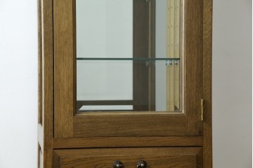 中古　美品　伊勢丹デパート取り扱い　国産　職人手作り品　ナラ(楢)材　無垢　内部キリ(桐)材　上品な佇まいが魅力的な三面ガラスの縦型キャビネット　(R-082500)