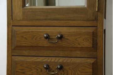 中古　美品　伊勢丹デパート取り扱い　国産　職人手作り品　ナラ(楢)材　無垢　内部キリ(桐)材　上品な佇まいが魅力的な三面ガラスの縦型キャビネット　(R-082500)