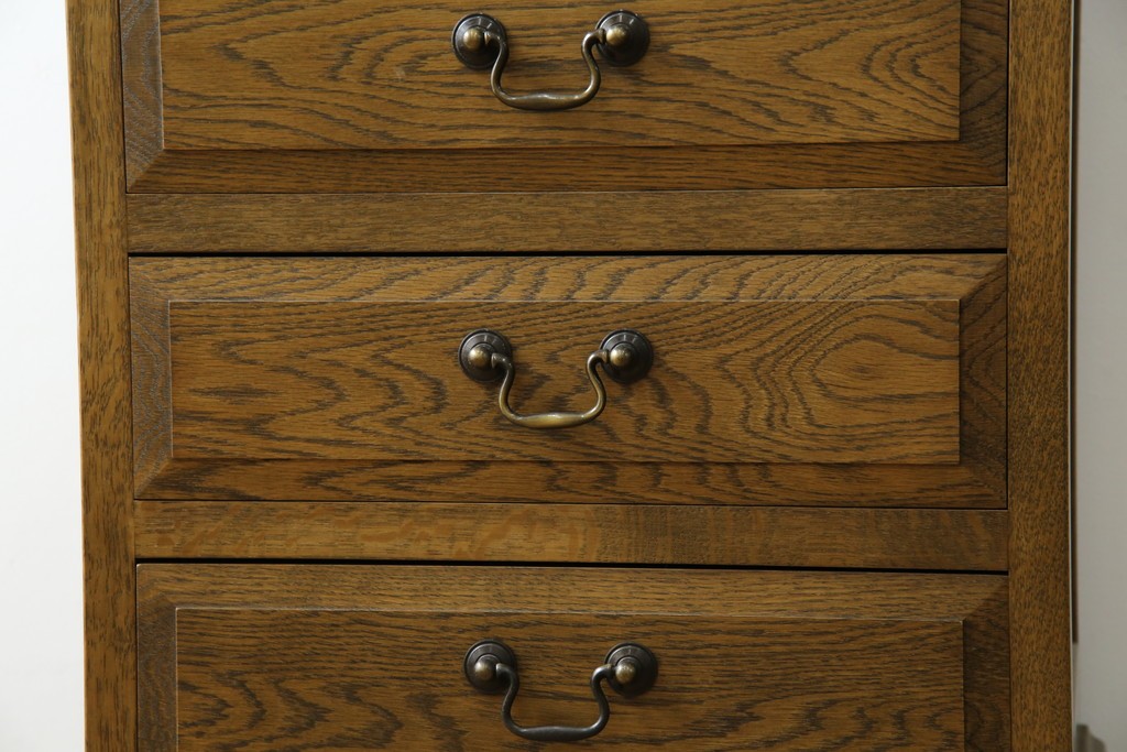 中古　美品　伊勢丹デパート取り扱い　国産　職人手作り品　ナラ(楢)材　無垢　内部キリ(桐)材　上品な佇まいが魅力的な三面ガラスの縦型キャビネット　(R-082500)