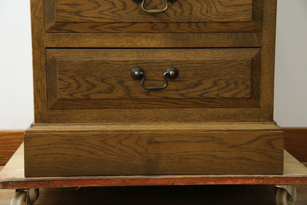 中古　美品　伊勢丹デパート取り扱い　国産　職人手作り品　ナラ(楢)材　無垢　内部キリ(桐)材　上品な佇まいが魅力的な三面ガラスの縦型キャビネット　(R-082500)