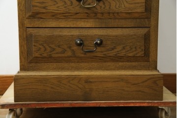 中古　美品　伊勢丹デパート取り扱い　国産　職人手作り品　ナラ(楢)材　無垢　内部キリ(桐)材　上品な佇まいが魅力的な三面ガラスの縦型キャビネット　(R-082500)