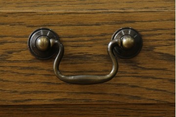 中古　美品　伊勢丹デパート取り扱い　国産　職人手作り品　ナラ(楢)材　無垢　内部キリ(桐)材　上品な佇まいが魅力的な三面ガラスの縦型キャビネット　(R-082500)