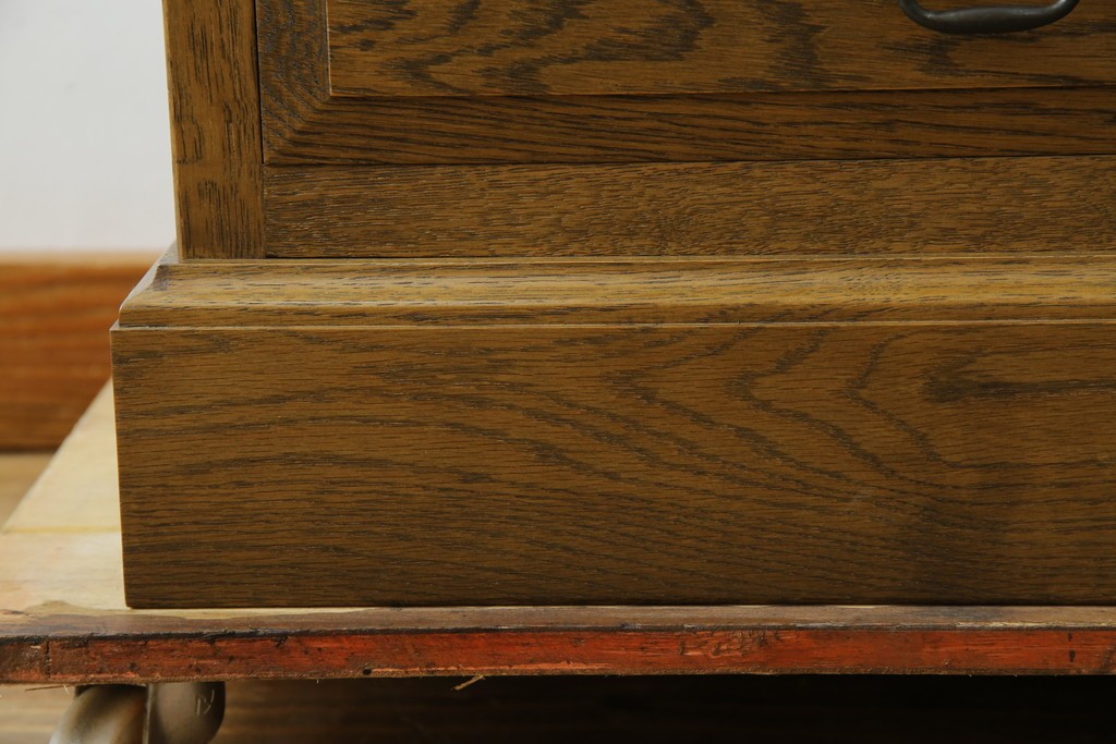 中古　美品　伊勢丹デパート取り扱い　国産　職人手作り品　ナラ(楢)材　無垢　内部キリ(桐)材　上品な佇まいが魅力的な三面ガラスの縦型キャビネット　(R-082500)