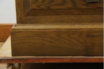 中古　美品　伊勢丹デパート取り扱い　国産　職人手作り品　ナラ(楢)材　無垢　内部キリ(桐)材　上品な佇まいが魅力的な三面ガラスの縦型キャビネット　(R-082500)