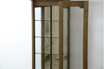 中古　美品　伊勢丹デパート取り扱い　国産　職人手作り品　ナラ(楢)材　無垢　内部キリ(桐)材　上品な佇まいが魅力的な三面ガラスの縦型キャビネット　(R-082500)