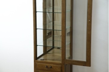中古　美品　伊勢丹デパート取り扱い　国産　職人手作り品　ナラ(楢)材　無垢　内部キリ(桐)材　上品な佇まいが魅力的な三面ガラスの縦型キャビネット　(R-082500)
