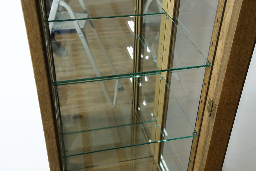 中古　美品　伊勢丹デパート取り扱い　国産　職人手作り品　ナラ(楢)材　無垢　内部キリ(桐)材　上品な佇まいが魅力的な三面ガラスの縦型キャビネット　(R-082500)