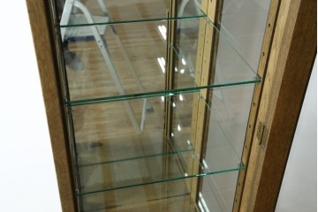 中古　美品　伊勢丹デパート取り扱い　国産　職人手作り品　ナラ(楢)材　無垢　内部キリ(桐)材　上品な佇まいが魅力的な三面ガラスの縦型キャビネット　(R-082500)