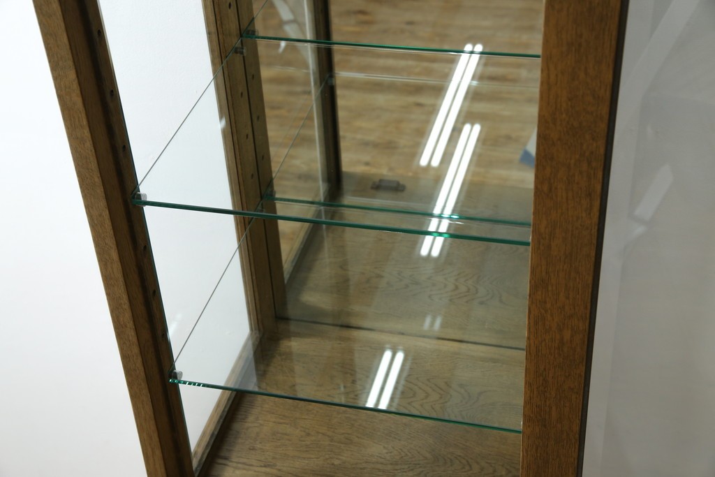 中古　美品　伊勢丹デパート取り扱い　国産　職人手作り品　ナラ(楢)材　無垢　内部キリ(桐)材　上品な佇まいが魅力的な三面ガラスの縦型キャビネット　(R-082500)